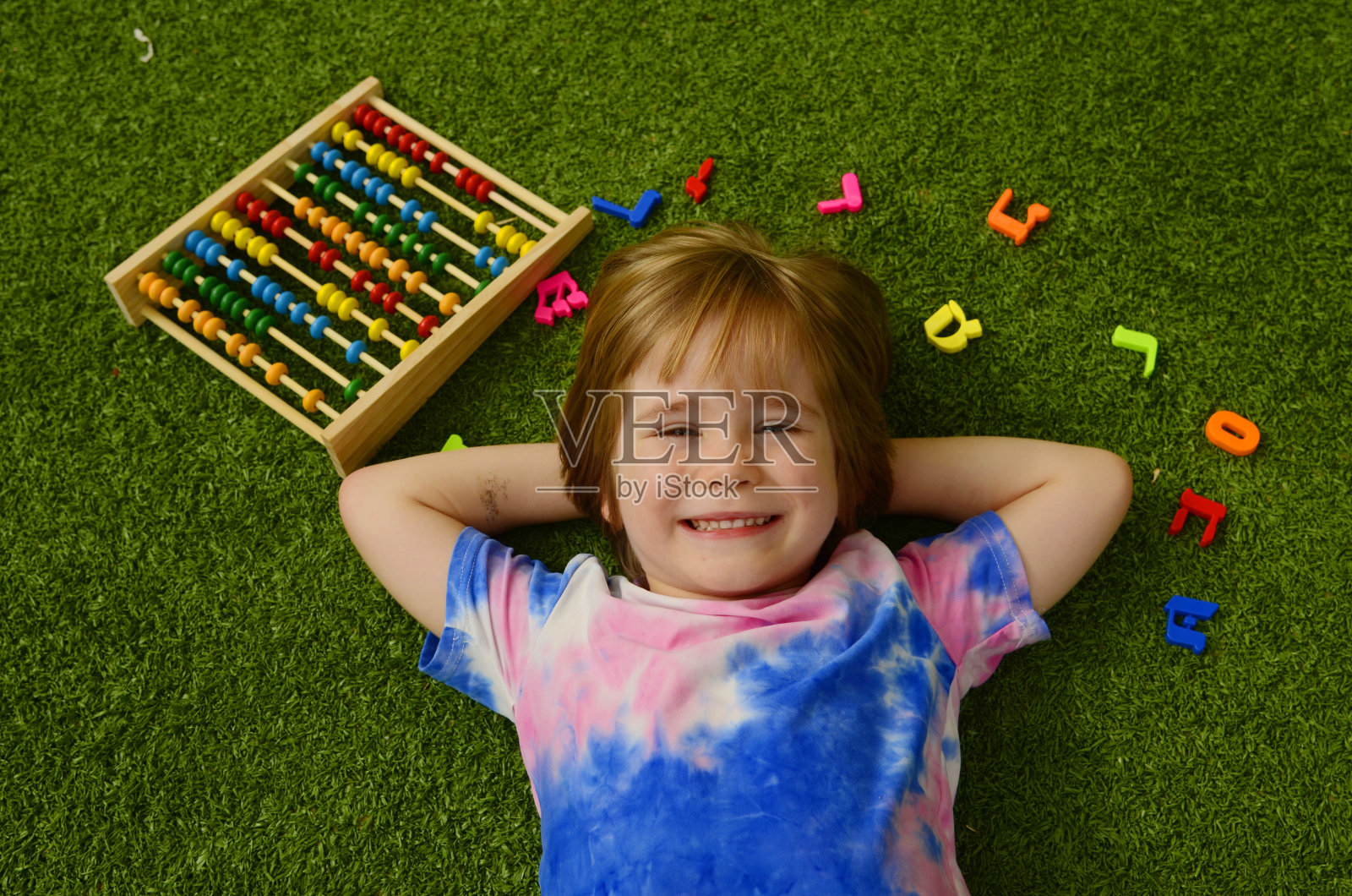 玩彩色算盘学习数数的小男孩，学前儿童书写希伯来语，以色列学校幼儿园照片摄影图片