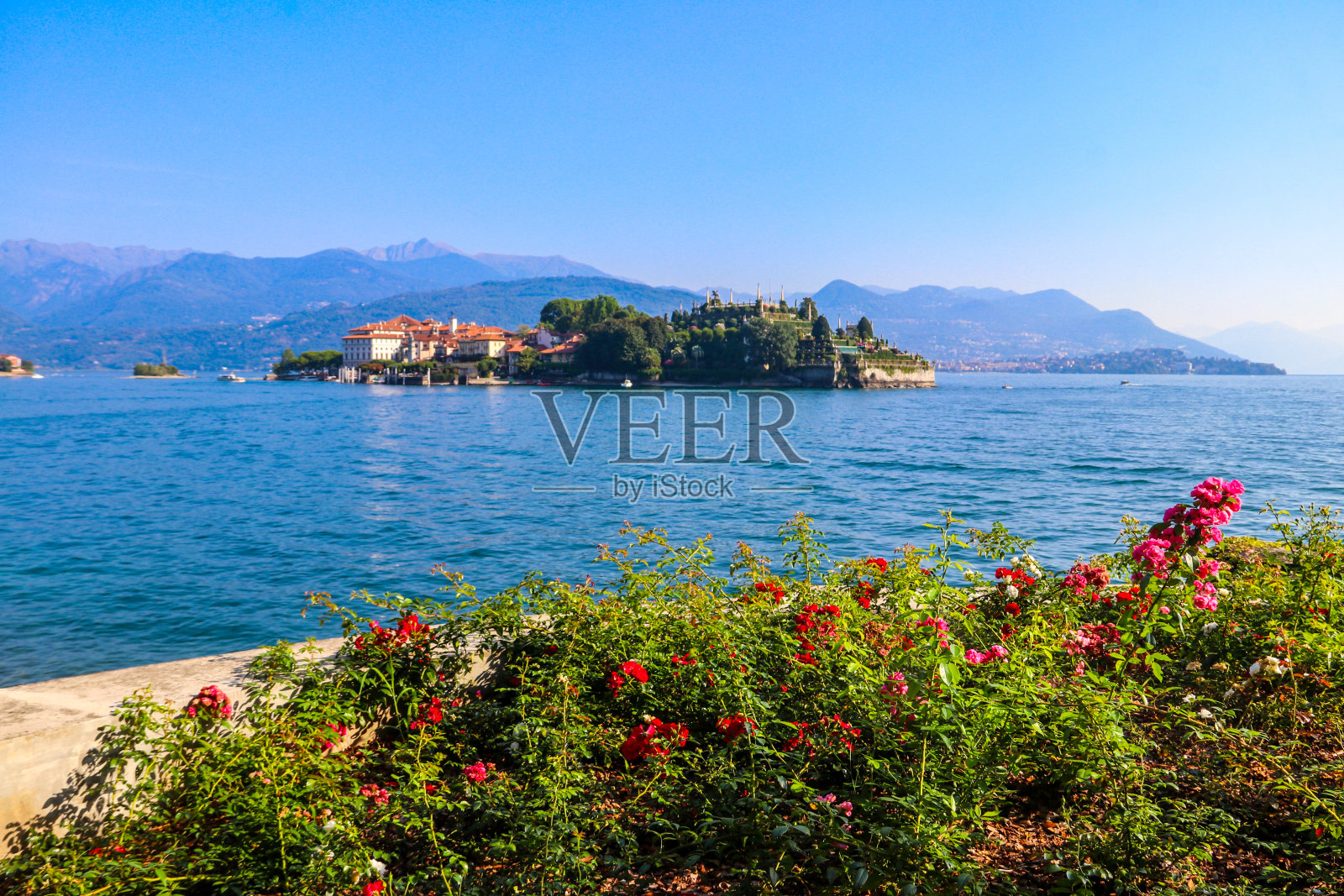 从意大利的斯特雷萨镇俯瞰贝拉岛(马焦雷湖的博罗米安群岛之一)照片摄影图片