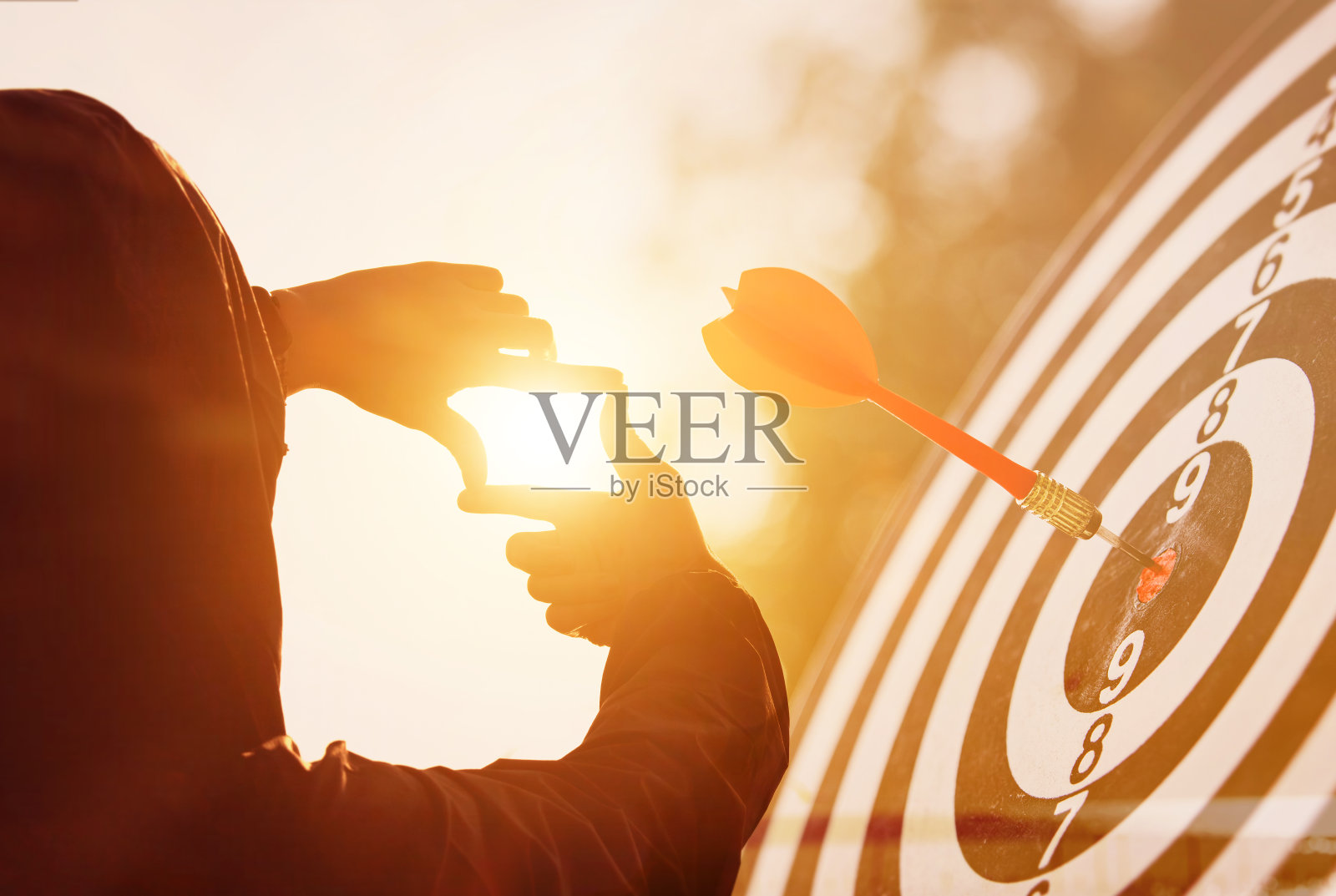 新年伊始的计划和目标。男人的手势集中在搜索框和目标板上照片摄影图片