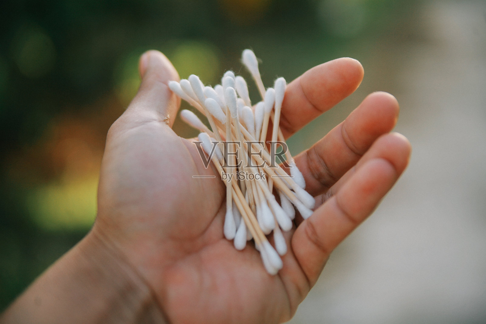 抱着棉签照片摄影图片