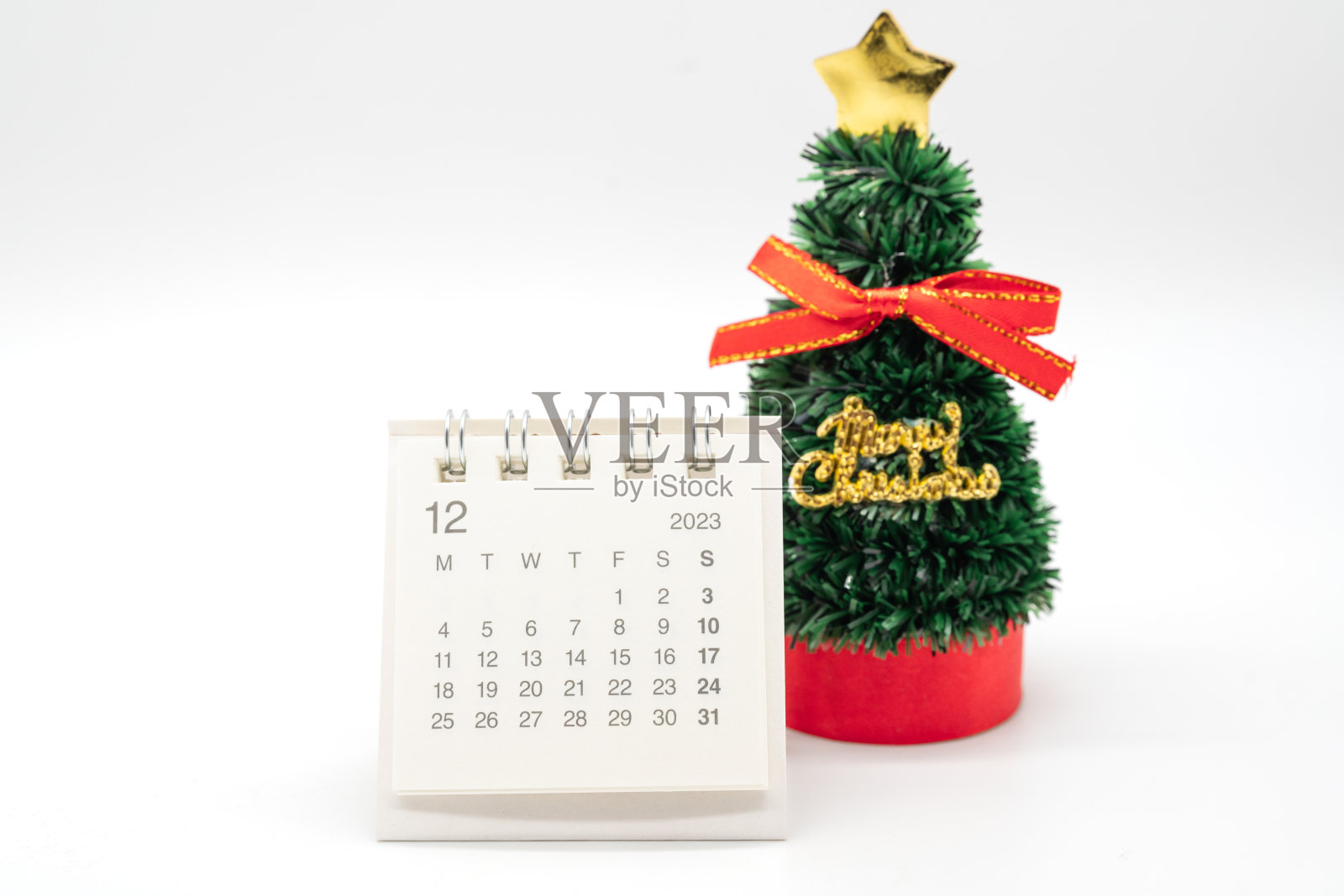 十二月的日历和圣诞树被隔离在白色背景上。圣诞节的背景。照片摄影图片