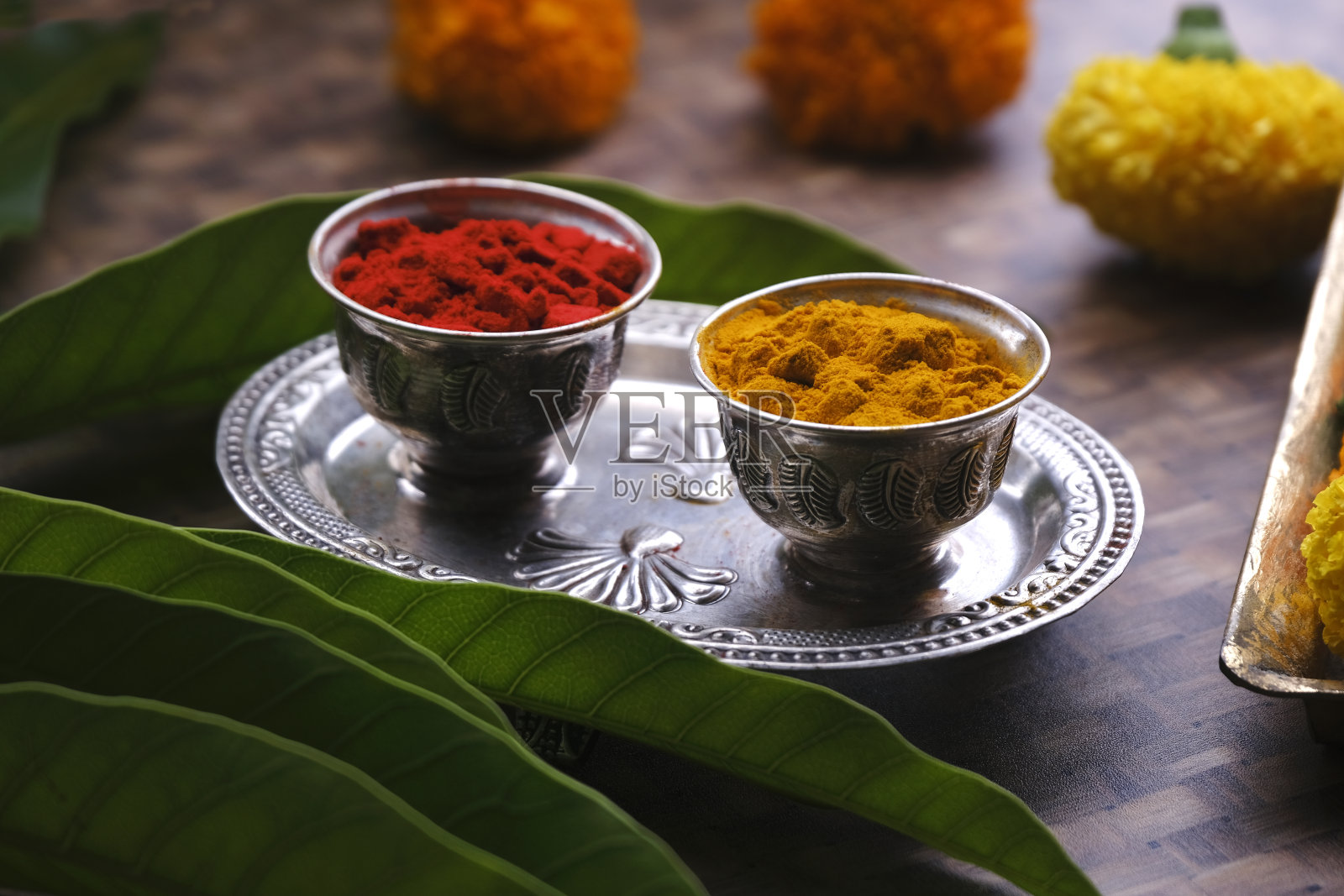 印度传统的姜黄(Haldi)粉和kumkum粉在银碗为祈祷。照片摄影图片