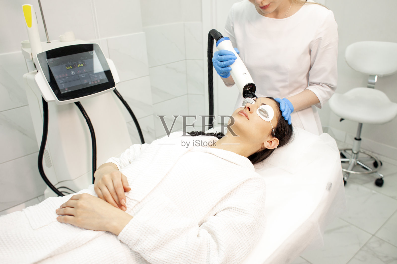 激光刺激头发生长的程序，医生美容师做的程序，以防止脱发照片摄影图片