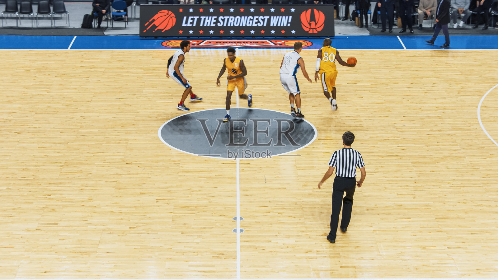 篮球锦标赛决赛:中锋将球传给技术娴熟的队友，运动员运球绕过防守二，成功投进两分球。激动人心的体育动作直播电视。照片摄影图片