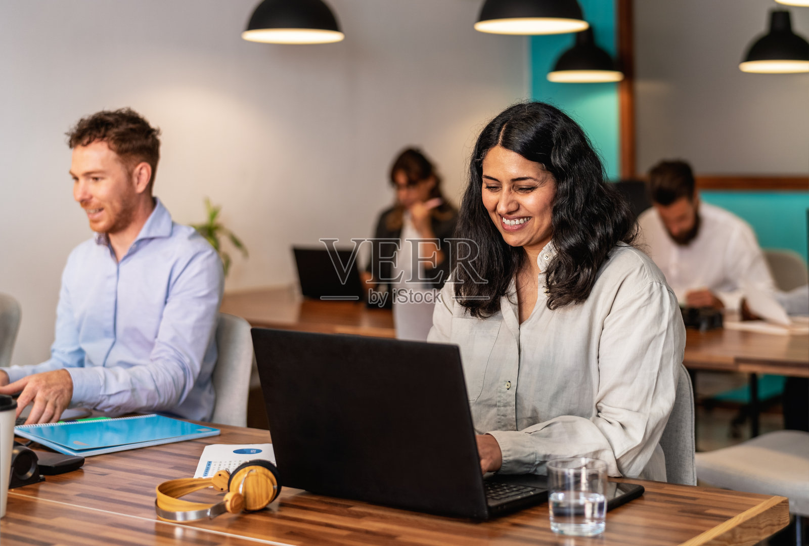 多人种在创意共享空间工作照片摄影图片