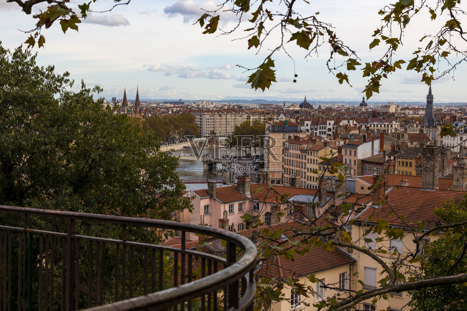 里昂的天际线和森林般的屋顶和烟囱，从鲁维尔广场，在克鲁塞区照片摄影图片
