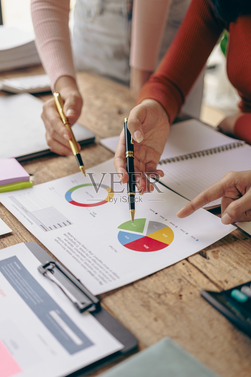 快乐的年轻亚洲男女在办公室一起工作。创意团队、互联网科技、金融业务合作伙伴的头脑风暴会议照片摄影图片