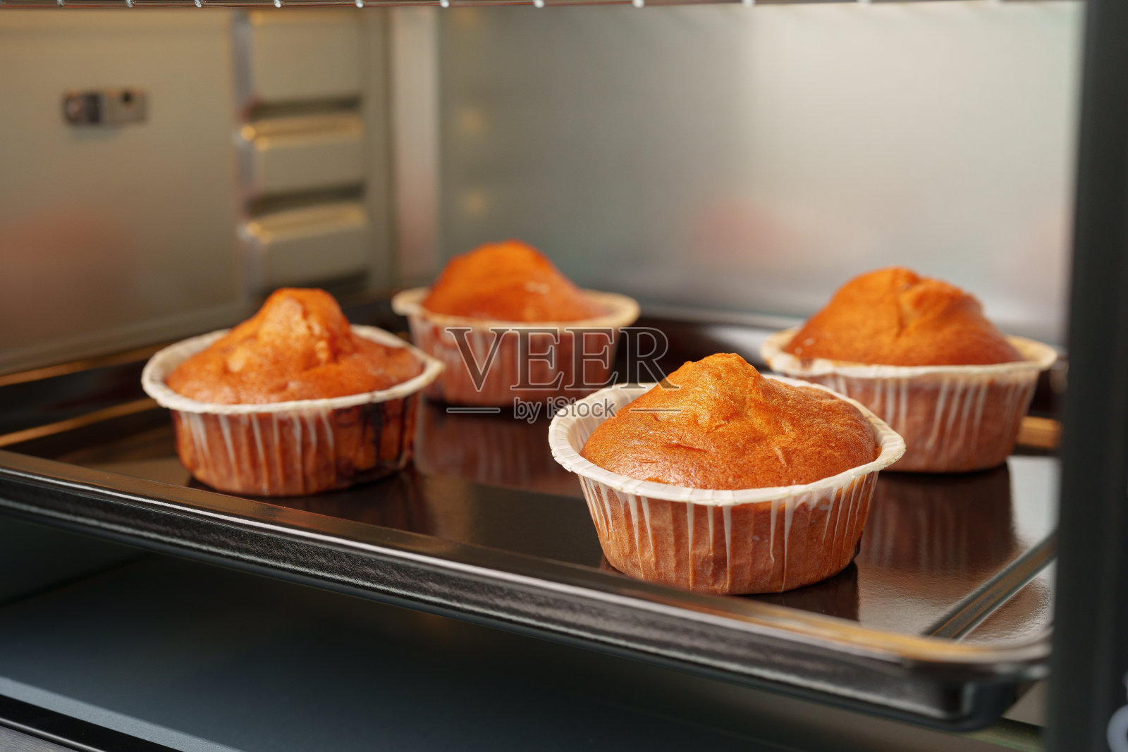 电动迷你烤箱和烤热松饼近距离照片摄影图片