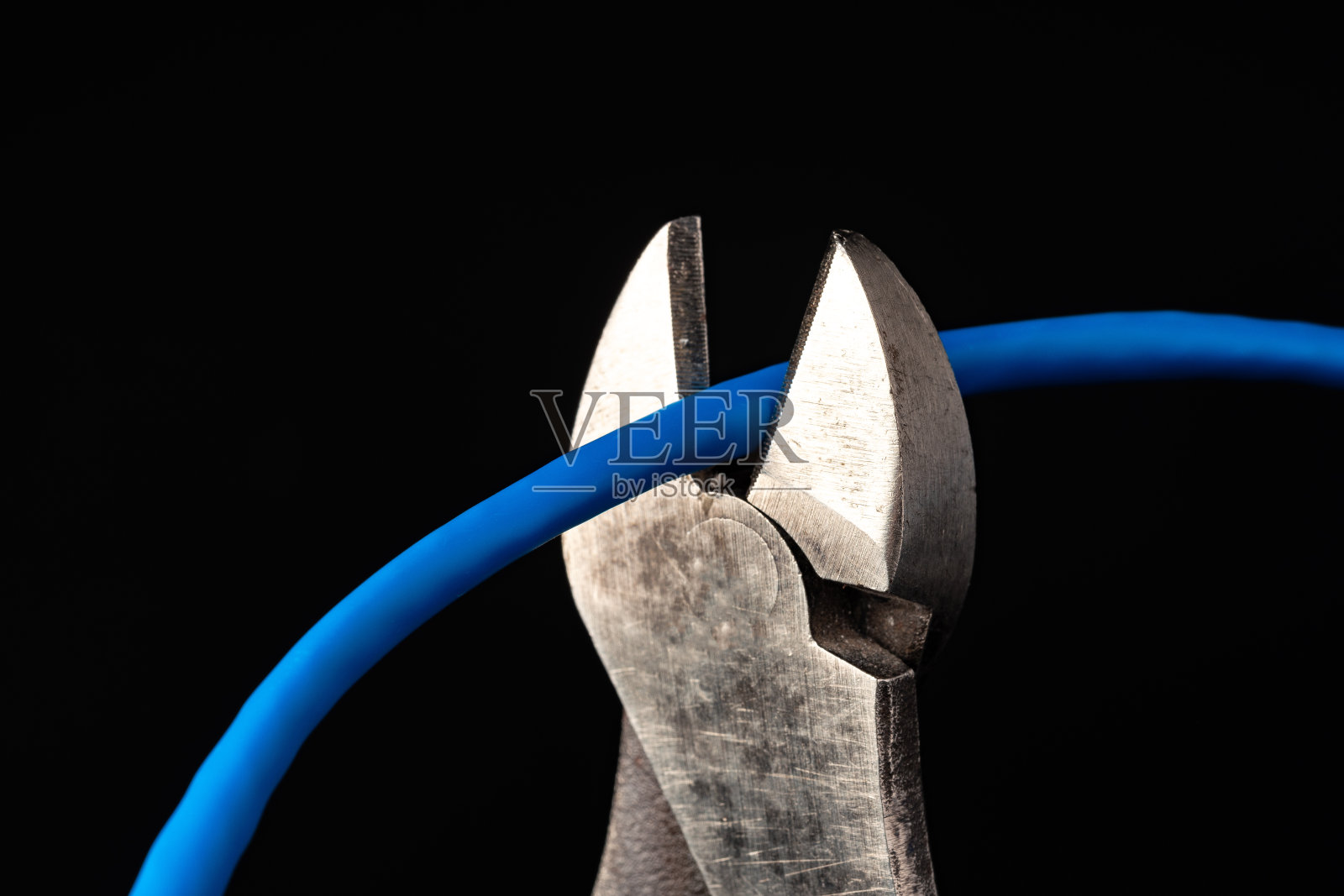 剪钳把电缆剪得紧紧的照片摄影图片