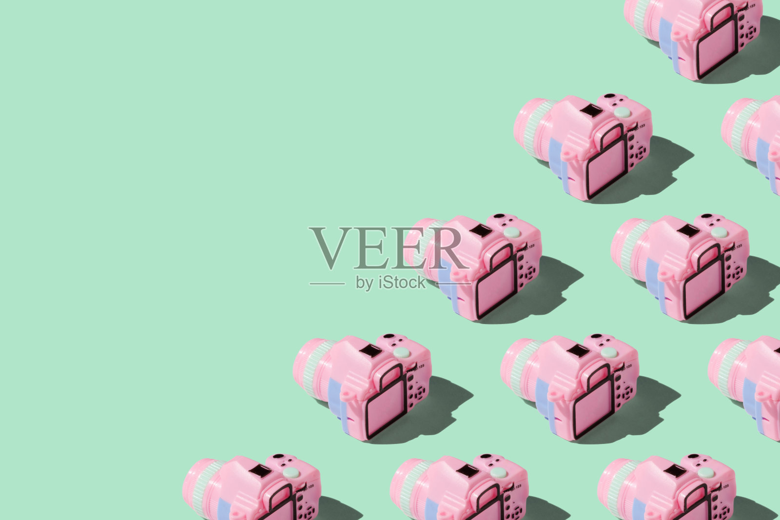 图案与单反相机在柔和的颜色背景照片摄影图片