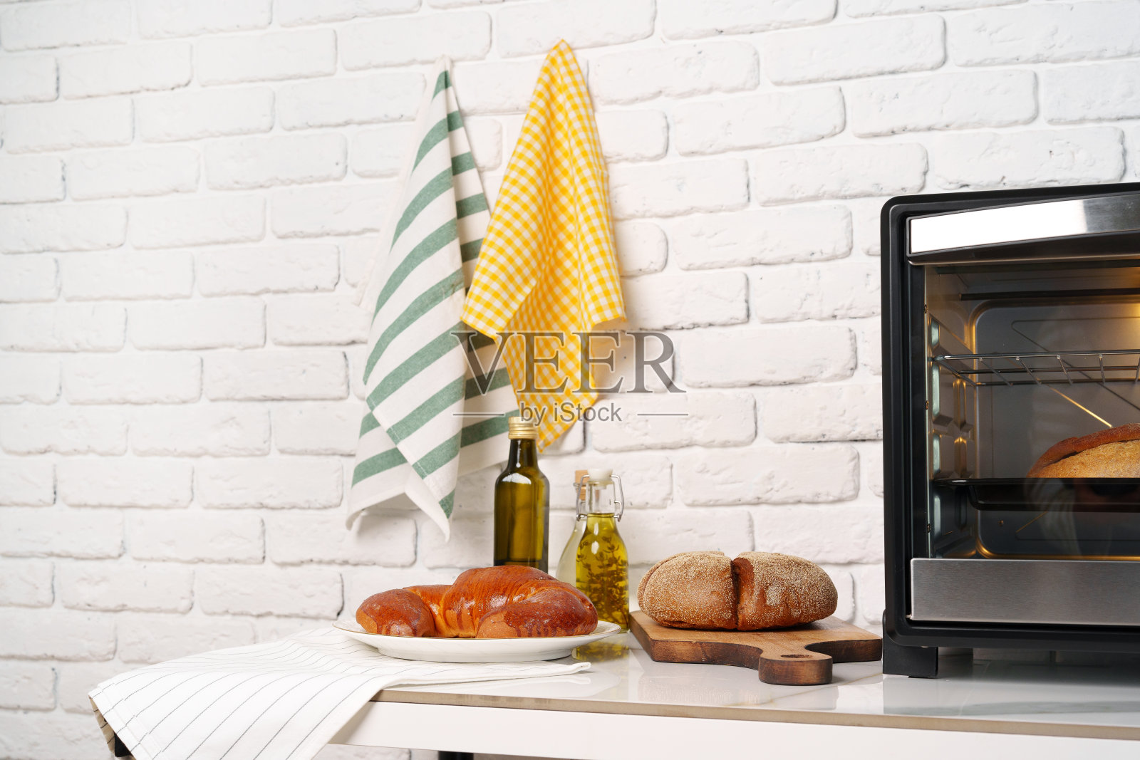 厨房迷你烤箱里刚烤好的面包照片摄影图片