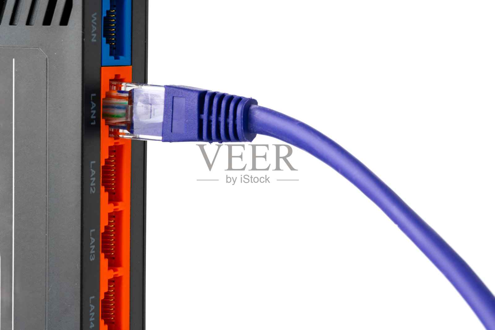现代路由器与电缆插入近距离照片摄影图片