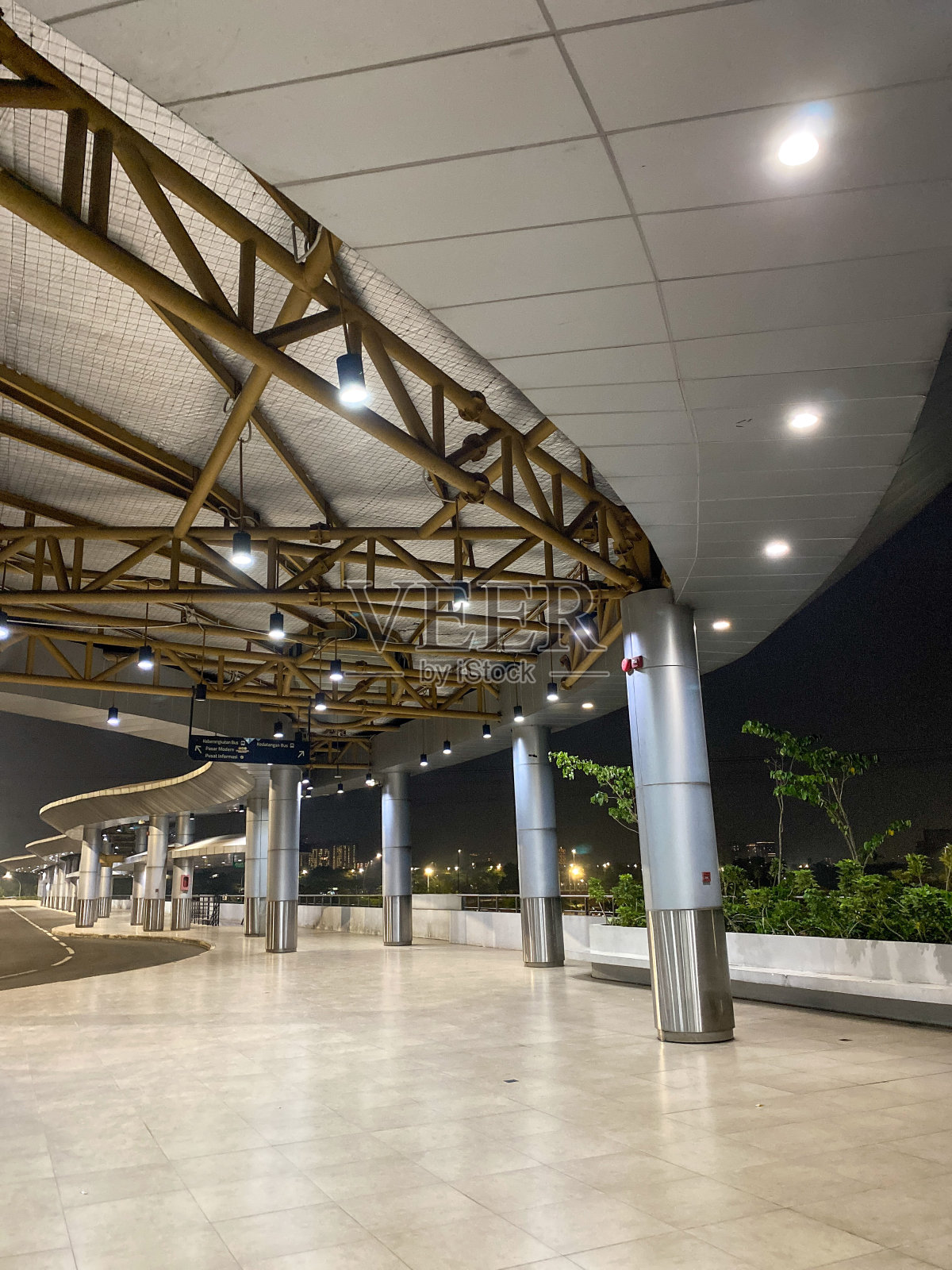 印尼公共汽车总站现代建筑屋顶的柱子照片摄影图片