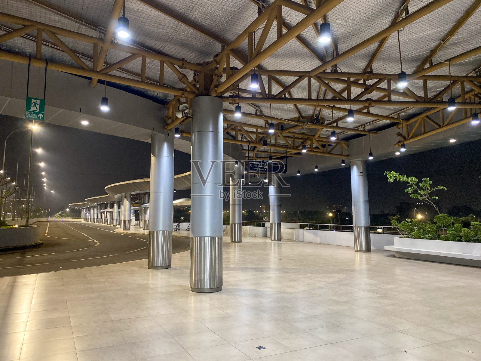 印尼公共汽车总站现代建筑屋顶的柱子照片摄影图片
