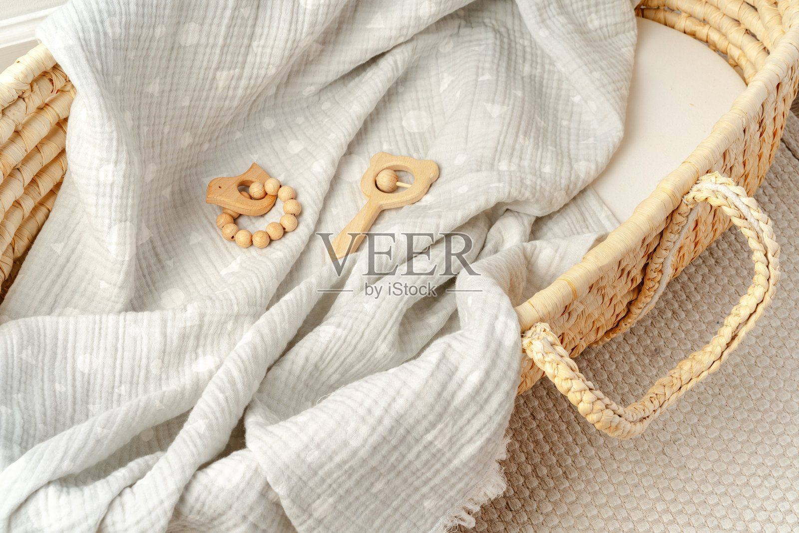 棉布毯子和婴儿摇篮里的木制玩具照片摄影图片