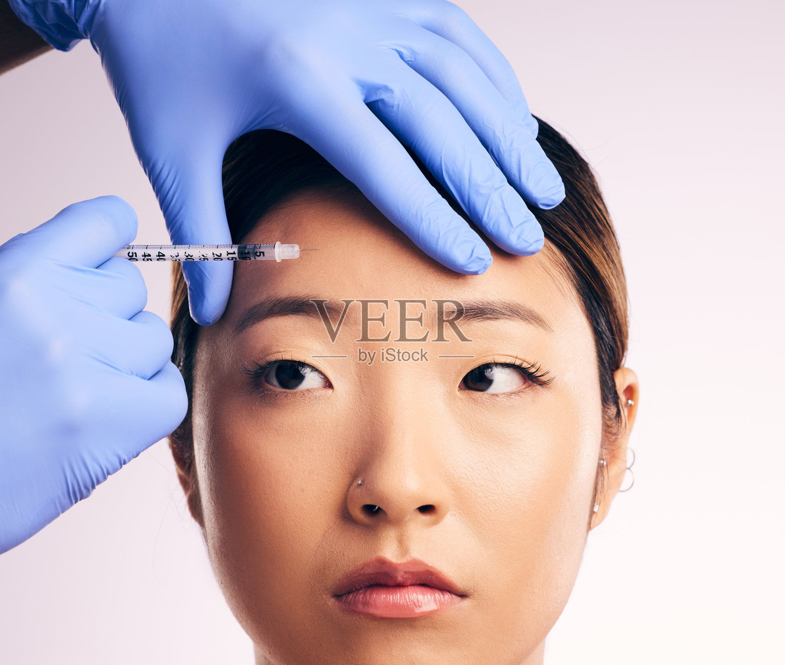 前额注射，面部护肤和亚洲女人在工作室孤立的白色背景。化妆品，注射器和胶原蛋白填充的女性模型，皮肤科和prp整容手术中的面部提升。照片摄影图片