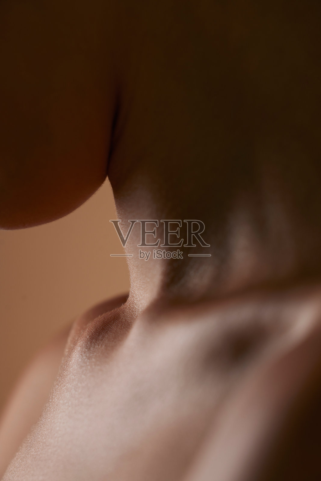 皮肤护理，健康和特写与人的脖子在工作室美容，纹理和化妆品。健康，身体和审美与变焦女性在棕色背景辉光皮肤病学和魅力照片摄影图片