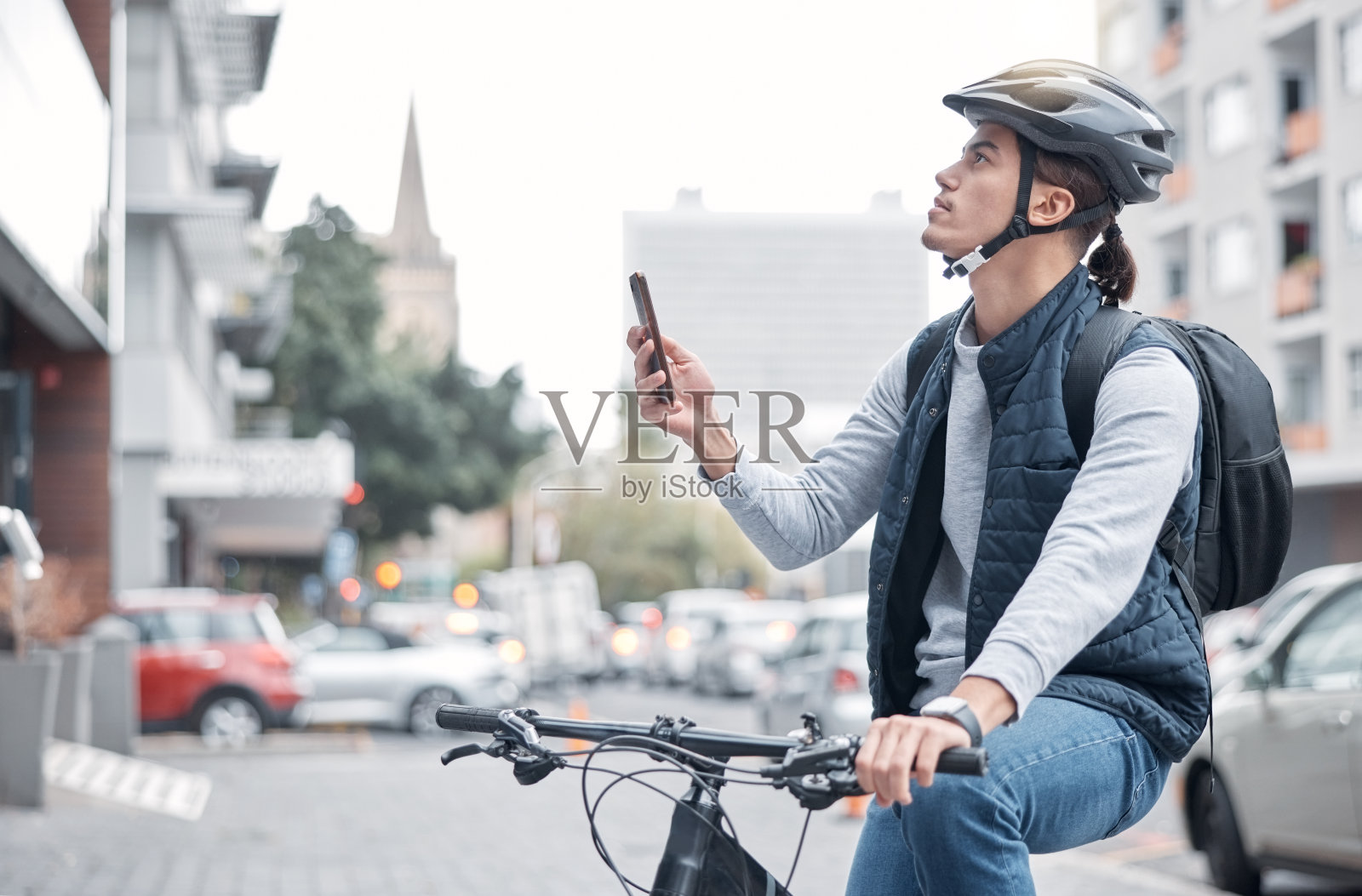 旅行，自行车送货或男子与电话在伦敦城市，街道或道路的GPS，定位或网络户外。互联网，搜索或男性有智能手机的移动应用程序通信或5g网络照片摄影图片