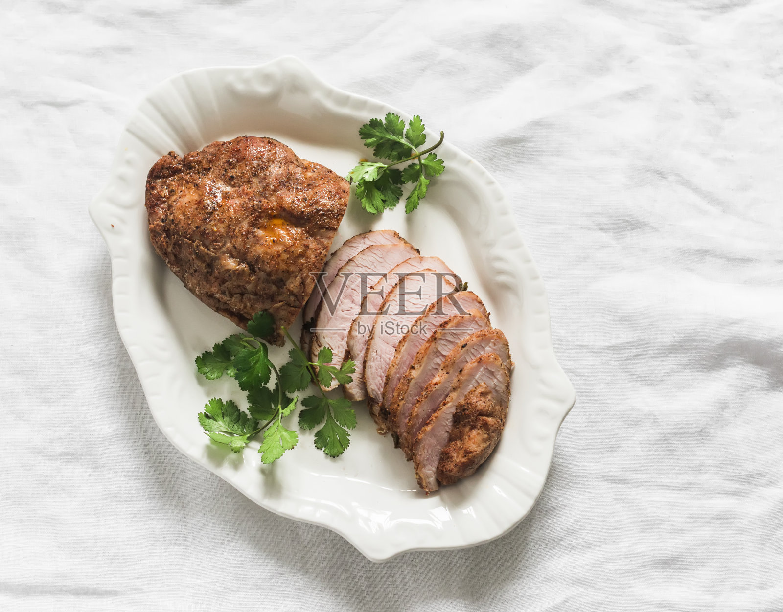 美味的开胃菜，小吃，小吃-火鸡熏牛肉在白色盘子在浅色背景，俯视图照片摄影图片