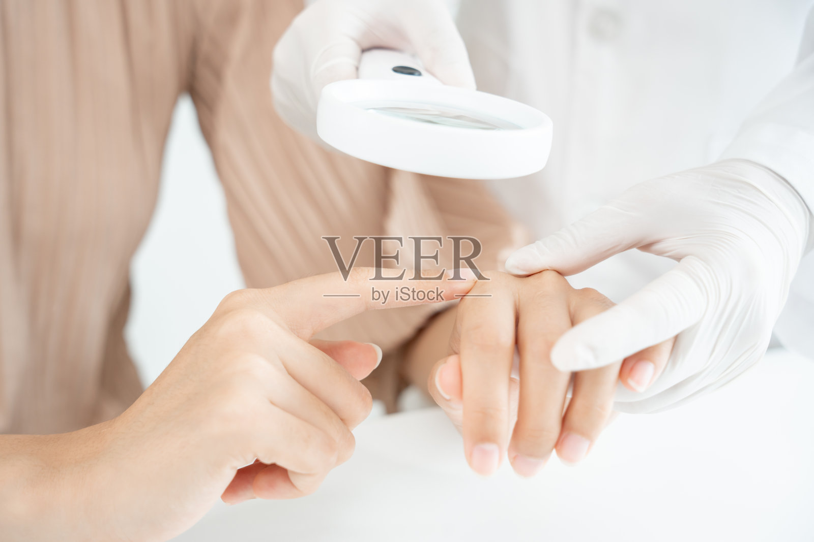 亚洲女孩的皮肤问题和美丽。皮肤科医生用放大镜看皮肤发痒从皮肤过敏，类固醇过敏，皮肤敏感，化学过敏，皮疹，昆虫叮咬，皮炎。照片摄影图片