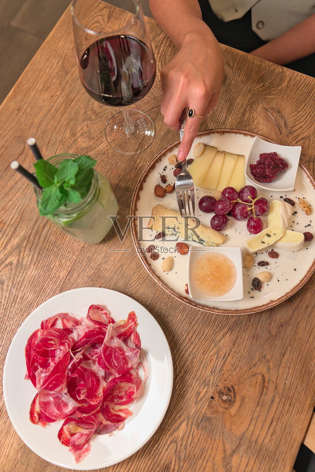 美食奶酪和塞拉诺火腿盛宴照片摄影图片