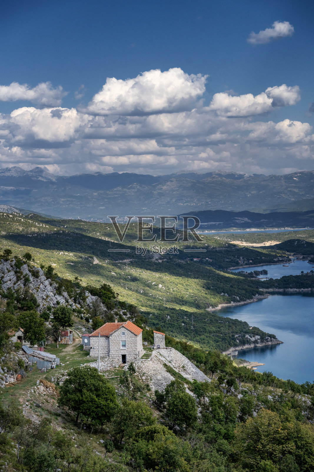 鸟瞰斯拉诺盐湖和海岸上的房子。美丽的夏日风景，去巴尔干半岛旅游照片摄影图片