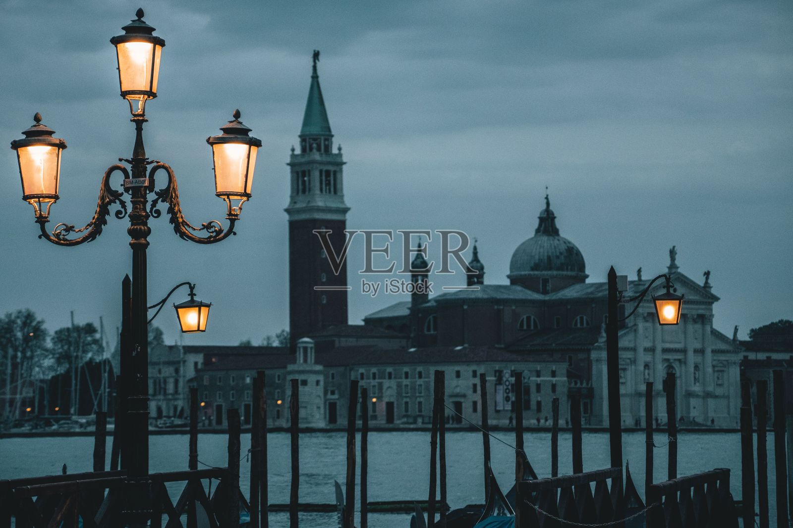 以圣马可广场为背景的复古灯。意大利的威尼斯照片摄影图片