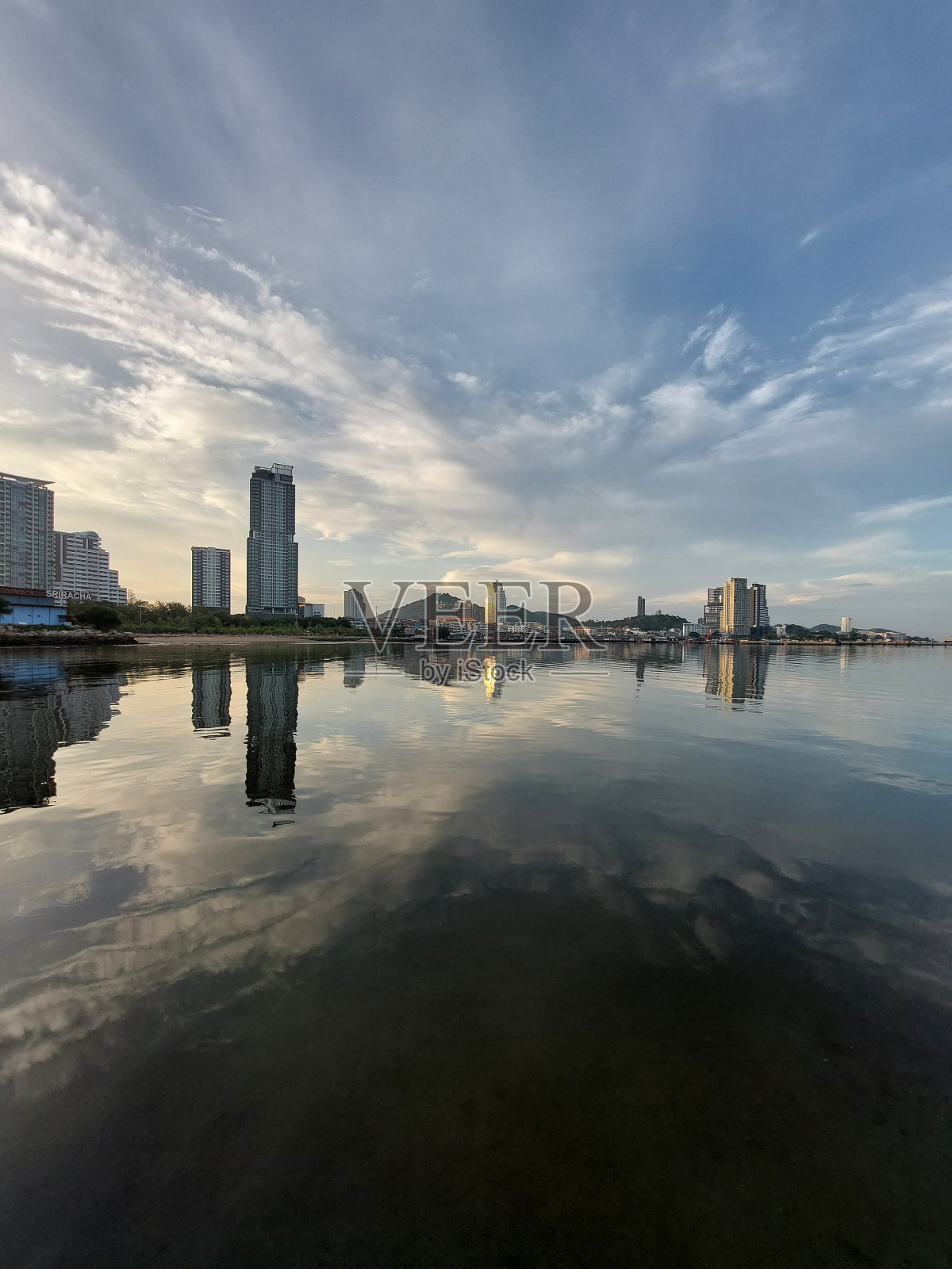 中间的高楼大厦照片摄影图片