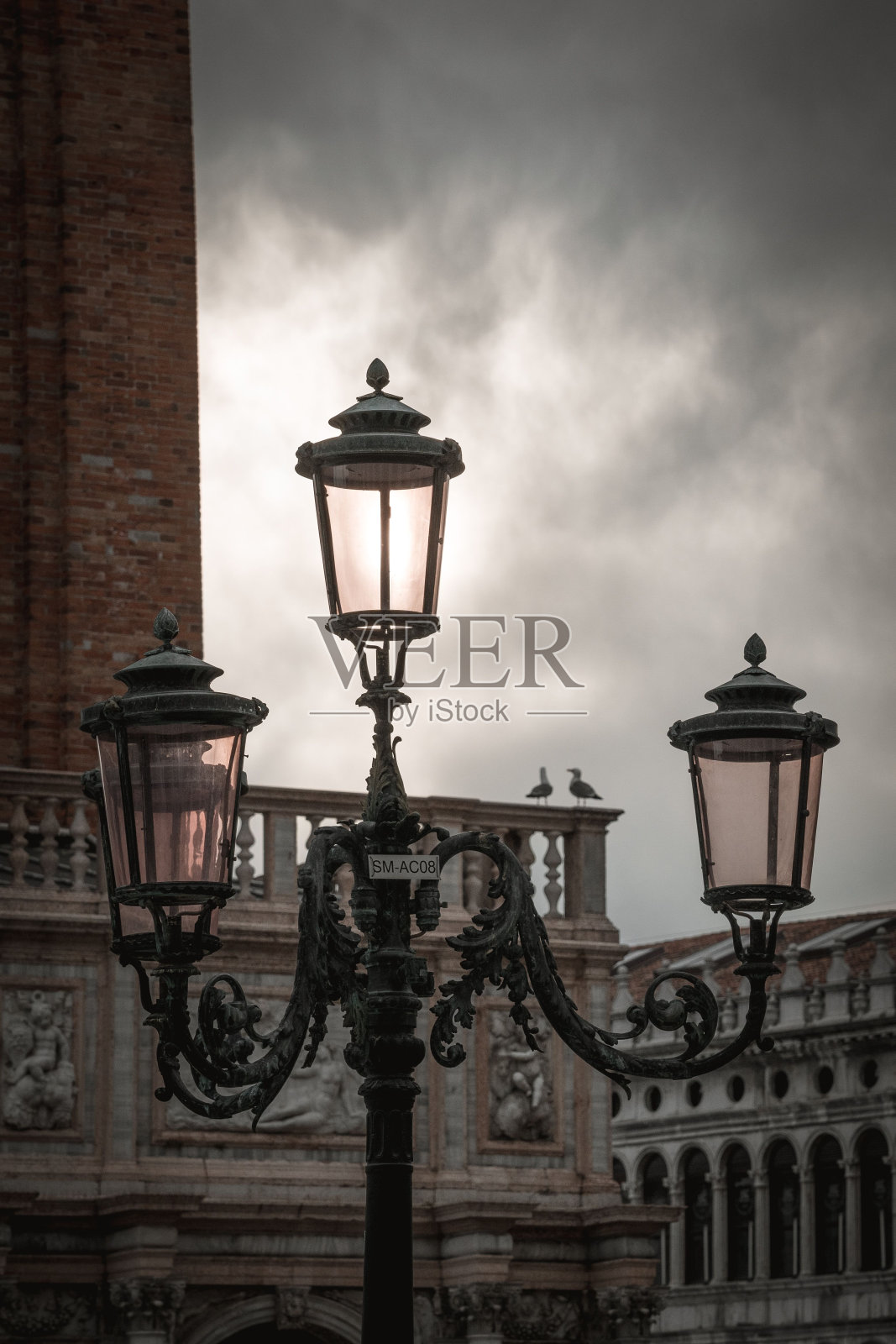 意大利威尼斯的老式街灯照片摄影图片