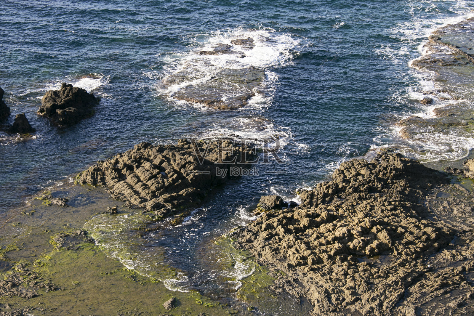 日本新泻县佐渡岛Ogi海岸火山活动形成的海岸线。照片摄影图片
