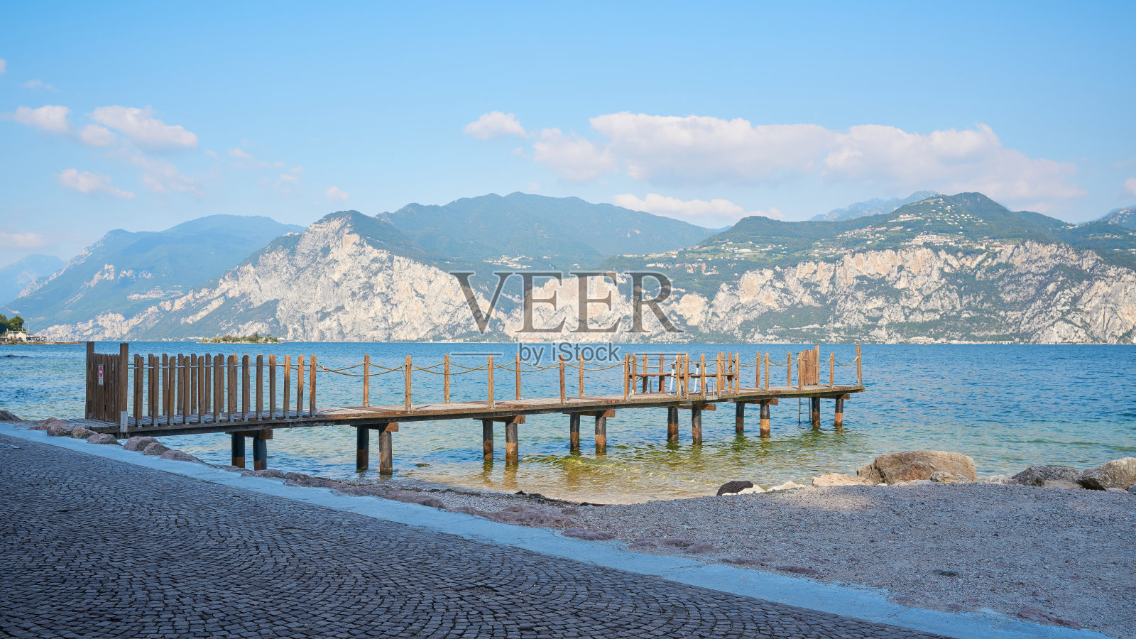 意大利马尔塞辛附近加尔达湖岸边的木制码头照片摄影图片