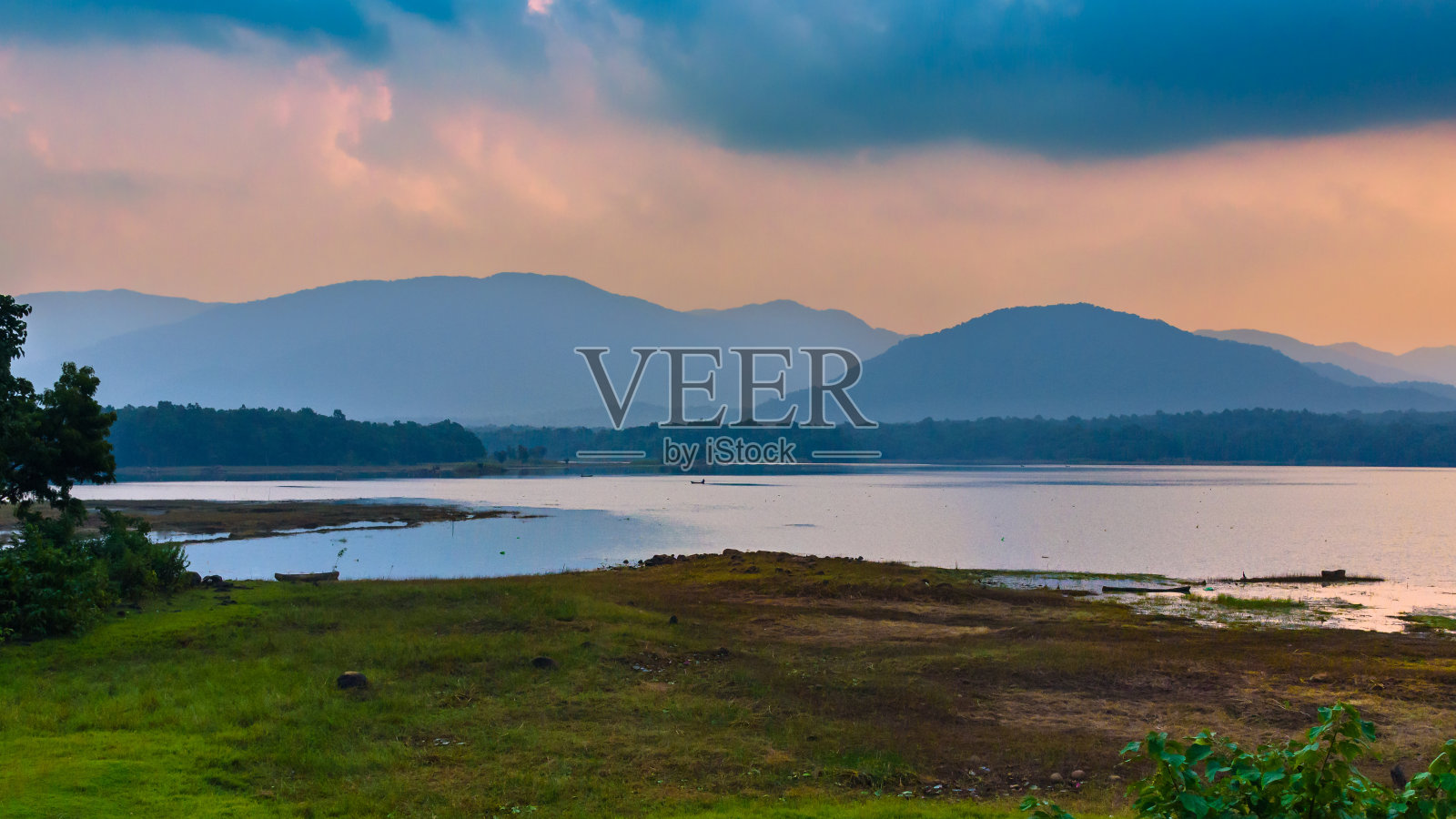 俄罗斯大坝或湖泊。照片摄影图片