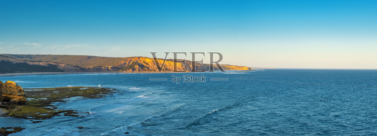 崎岖的海岸线从阿迪斯点到贝尔海滩，大洋路，维多利亚州，澳大利亚照片摄影图片