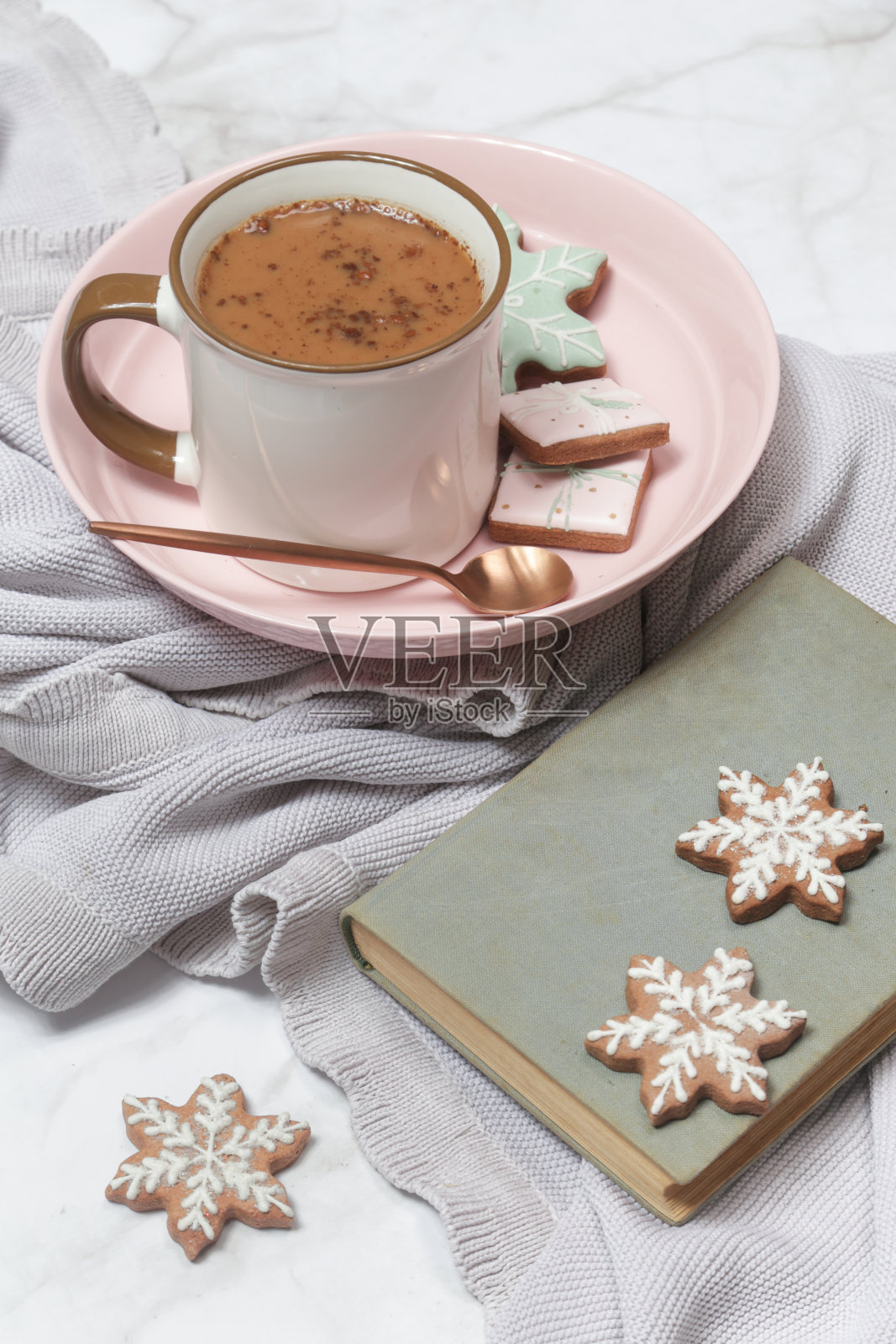 舒适的冬季生活方式概念。一杯热饮，配上复古书籍和美味的自制圣诞姜饼饼干。照片摄影图片
