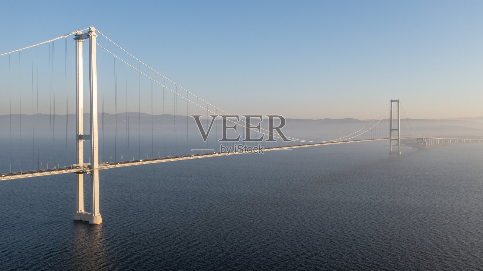 从空中俯瞰奥斯曼加济大桥。照片摄影图片