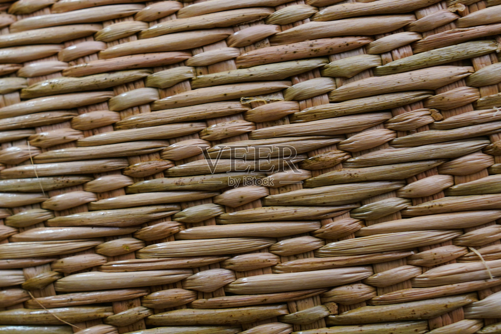 背景图片:用芦苇织成的漂亮的篮子。照片摄影图片