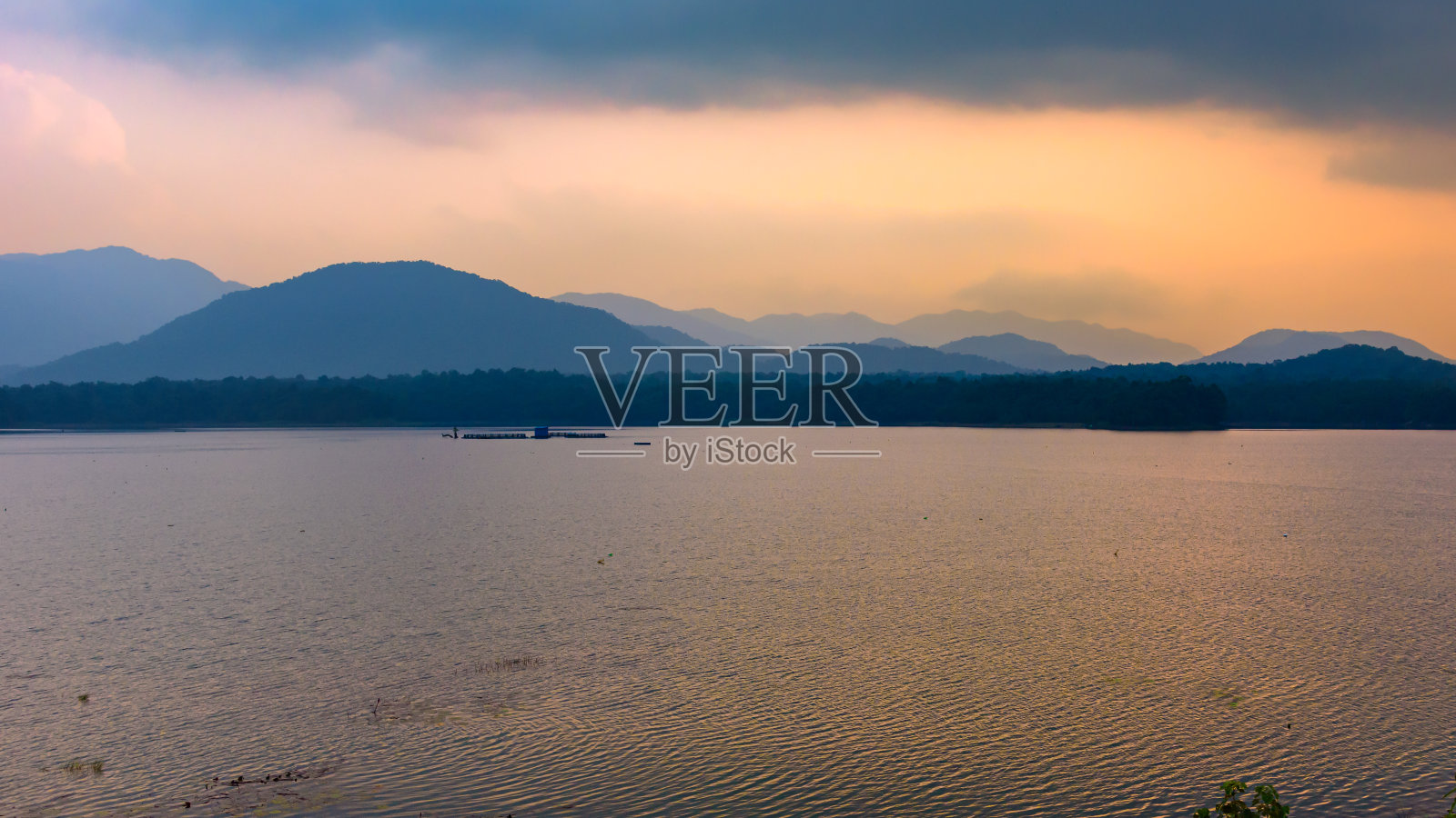 俄罗斯大坝或湖泊。照片摄影图片