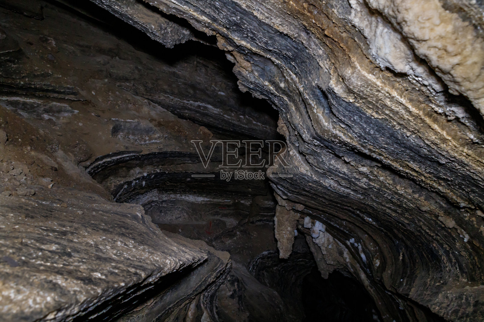 以色列索多玛山上的科隆内尔盐洞照片摄影图片