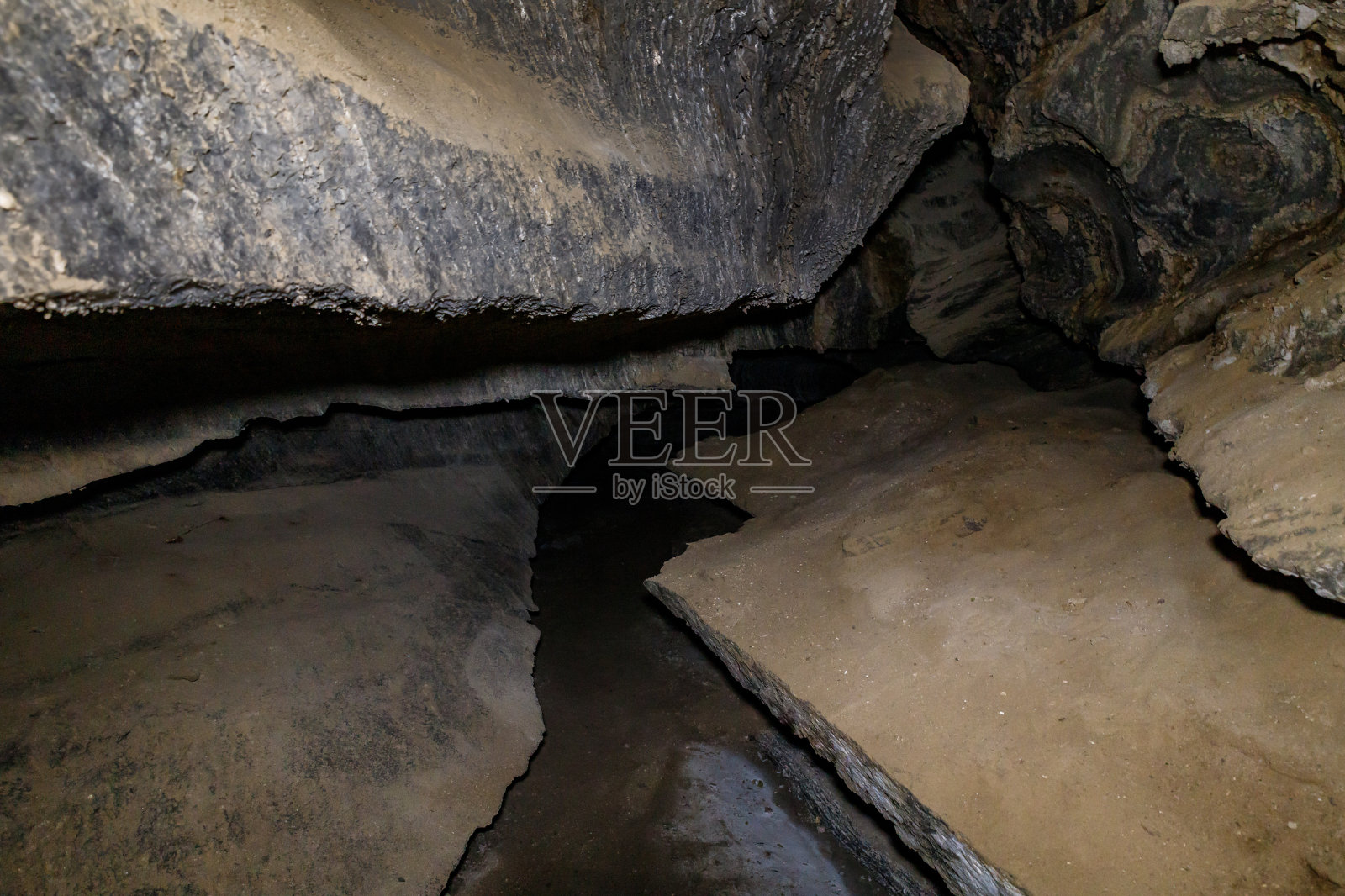 以色列索多玛山上的科隆内尔盐洞照片摄影图片