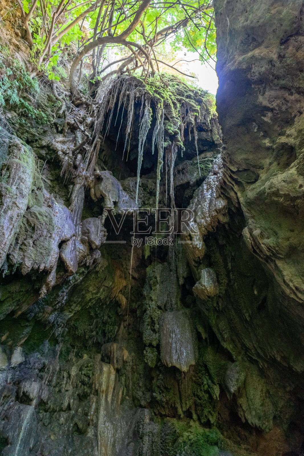 克列米奥蒂的卡塔帕克瀑布。美丽的水晶蓝色的水。照片摄影图片