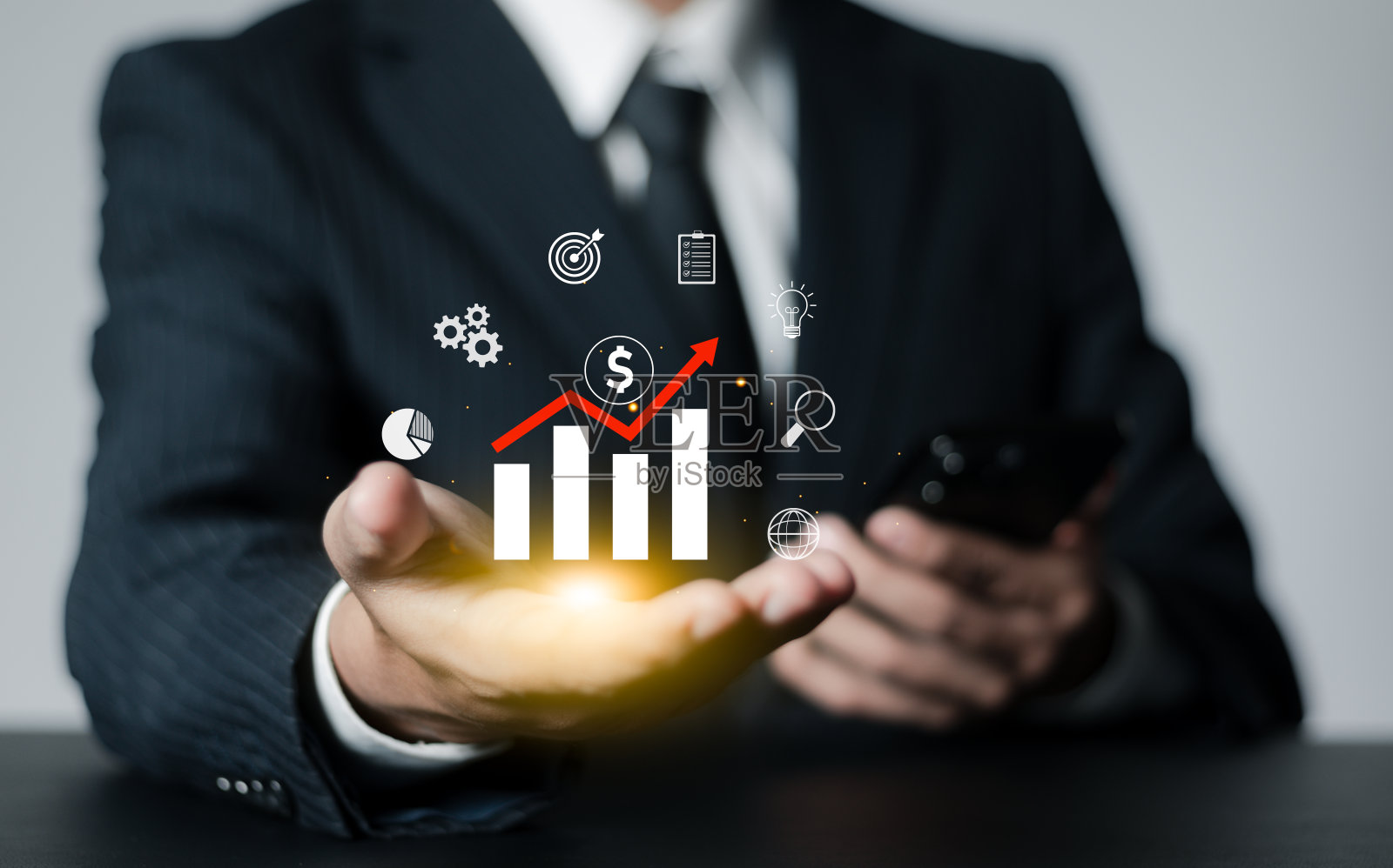 商人分析财务增长图表，计划营销策略，并对收入增长进行统计。企业管理理念。照片摄影图片