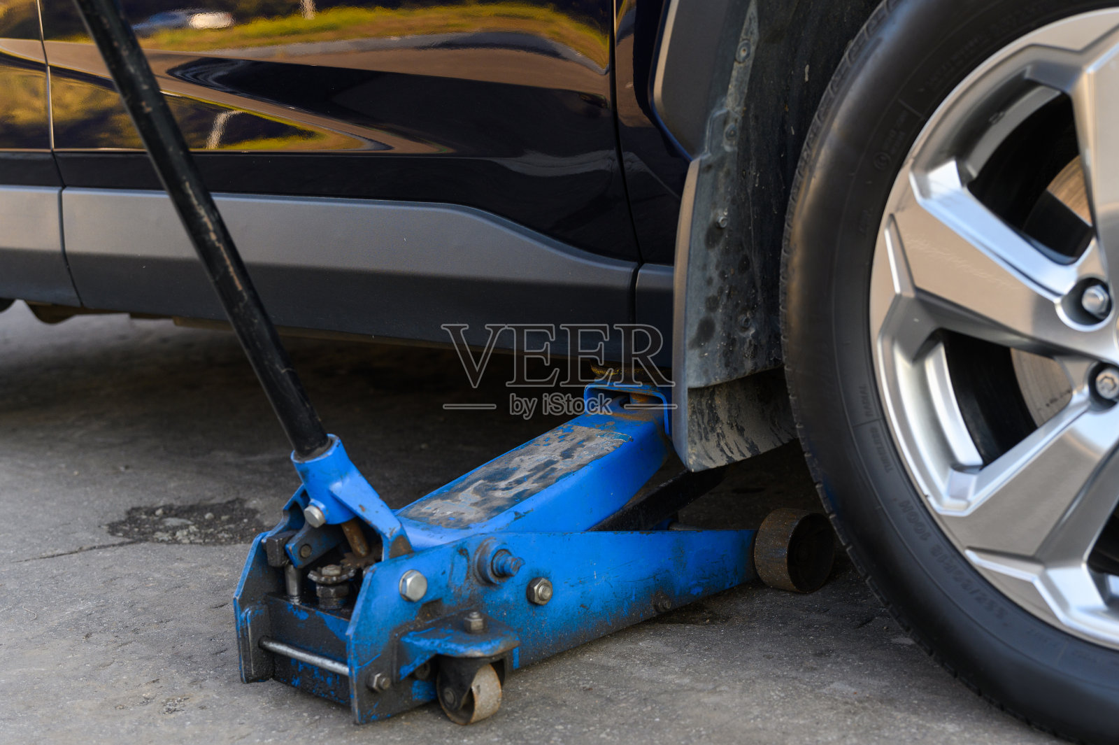 在服务中心换轮胎。特写镜头。照片摄影图片