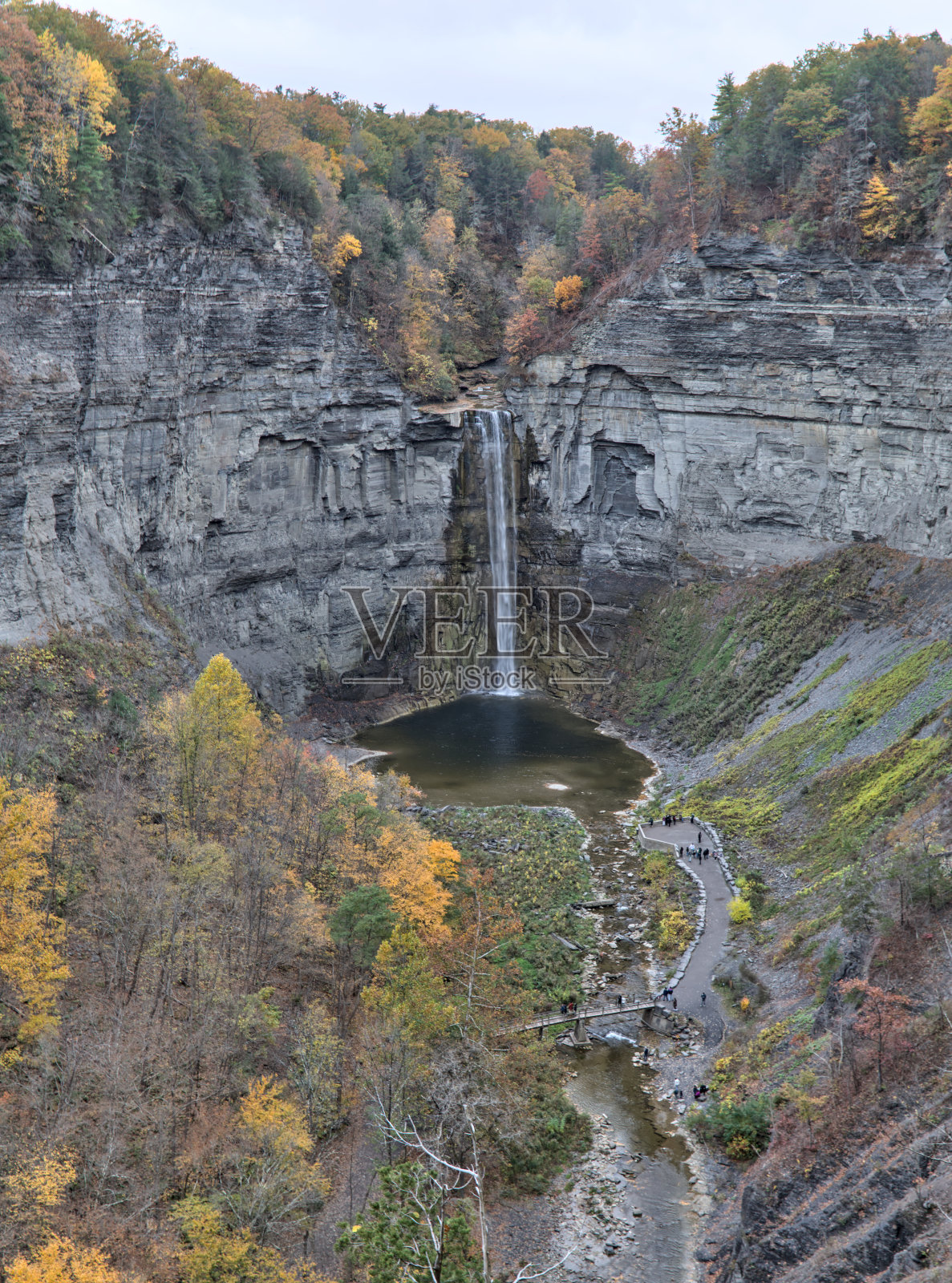 瀑布在陶诺克瀑布州立公园(巨大美丽的峡谷)手指湖(伊萨卡，纽约州)秋天的景色与秋天的树叶(五颜六色的树叶变化)的石头，岩石，板岩，冰川形成照片摄影图片