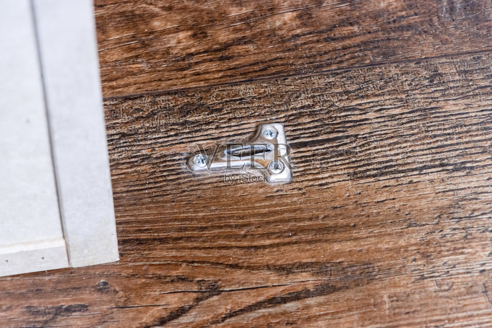 固定在地板上的门止动器坏了照片摄影图片