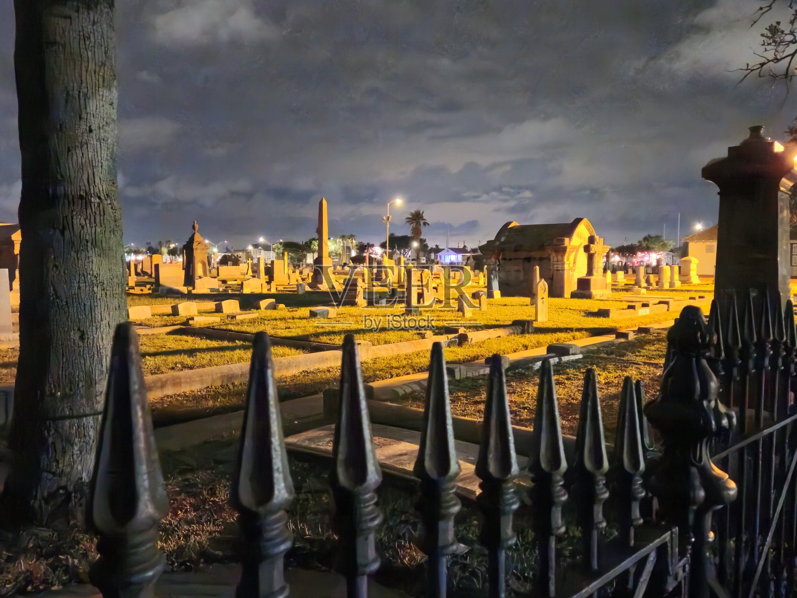 德克萨斯州加尔维斯顿铁栅栏后的墓地照片摄影图片