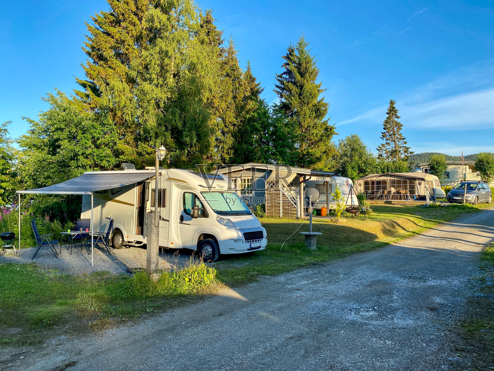 露营地的露营车照片摄影图片