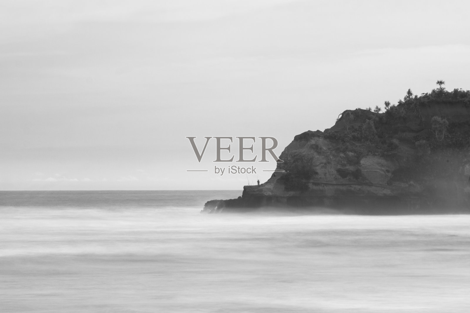 印度尼西亚的自然奇观:令人惊叹的白色沙滩，清澈的海水和地平线上的蓝天。印度洋沿岸的热带天堂。照片摄影图片