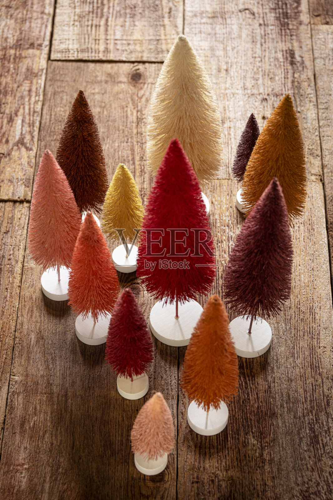 五颜六色的圣诞树形状装饰在复古木材照片摄影图片