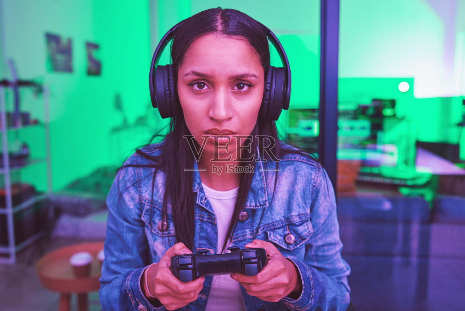 霓虹灯家中的耳机、肖像或游戏机，在PC电竞中具有思考、策略或计划的面部表情。电子游戏玩家，女人或玩家在夜晚的地下室与赛博朋克技术照片摄影图片