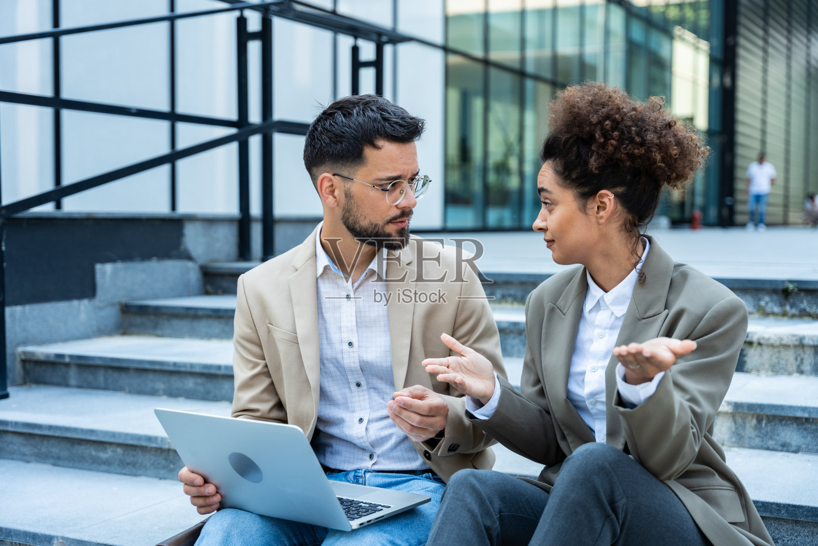 商务人士、同事和同事们致力于创意、进步、创新和解决方案。市场专家，销售和市场员工，员工经理谈话和工作在笔记本电脑不在办公室照片摄影图片